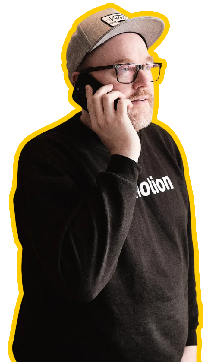 André von wemotion Digitalagentur im Gespräch mit Kund*innen am Telefon – für klare Kommunikation und persönliche Betreuung.