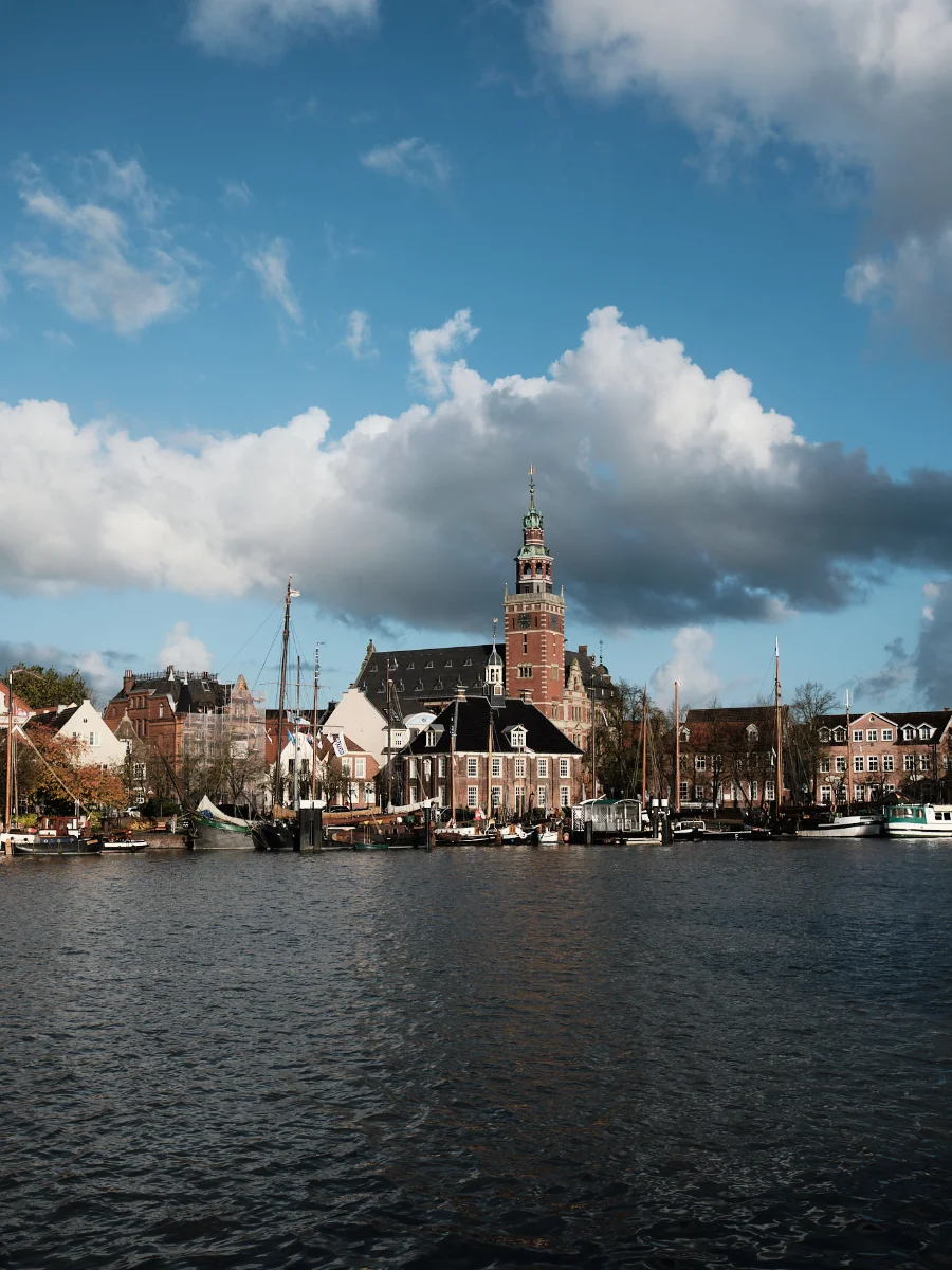 Hafen und Altstadt von Leer in Ostfriesland