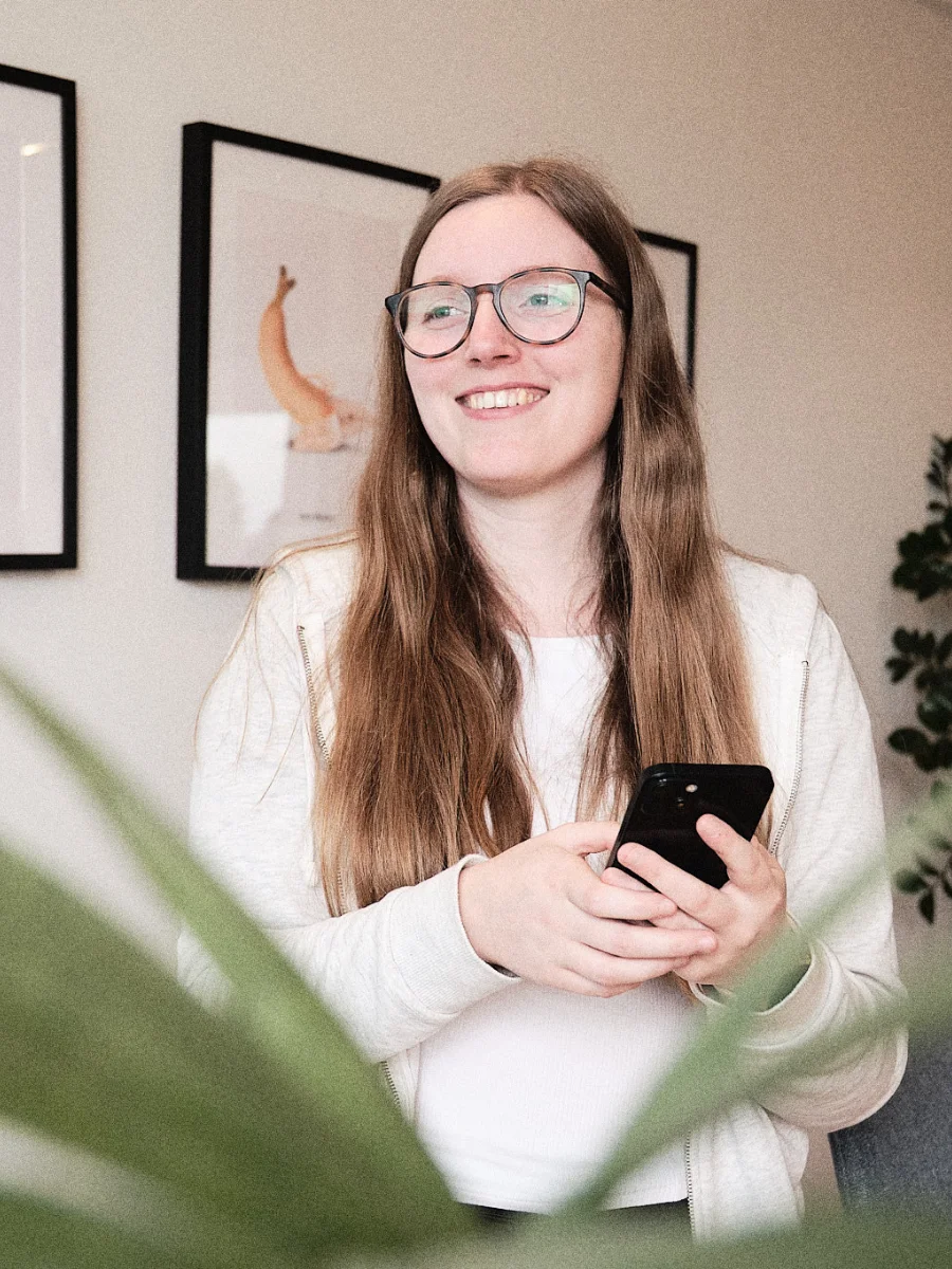 Content-Creatorin der wemotion Digitalagentur arbeitet an Konzepten für Social Media und digitalen Markenauftritt.