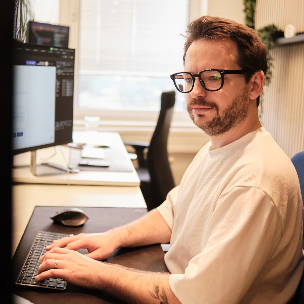 Softwareentwicklung und Programmierung – wemotion Digitalagentur Softwareentwickler der wemotion Digitalagentur arbeitet konzentriert am Computer in einem modernen Büro.